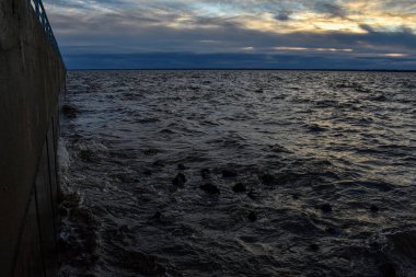 Güzel gün batımı ve Volga Nehri 'nde dalgalar