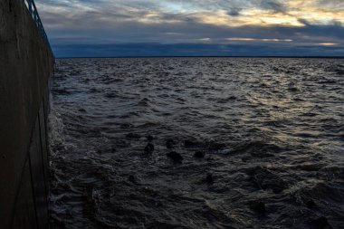 Güzel gün batımı ve Volga Nehri 'nde dalgalar