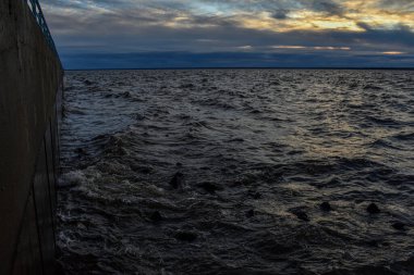 Güzel gün batımı ve Volga Nehri 'nde dalgalar