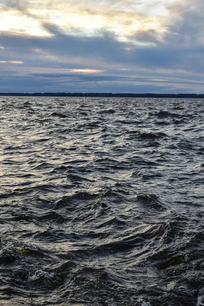 Güzel gün batımı ve Volga Nehri 'nde dalgalar