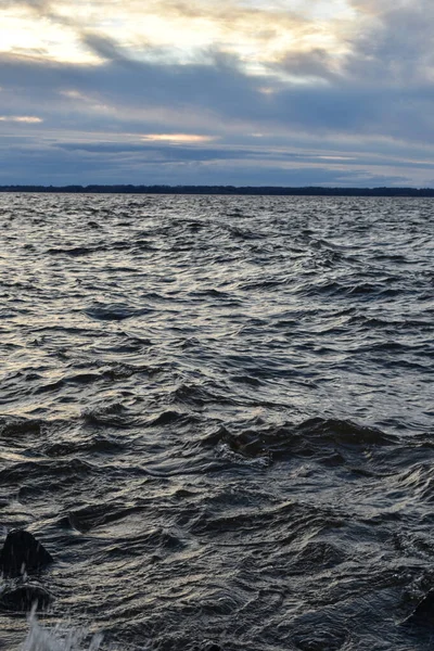 Güzel gün batımı ve Volga Nehri 'nde dalgalar
