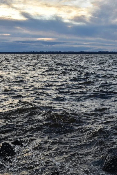 Güzel gün batımı ve Volga Nehri 'nde dalgalar