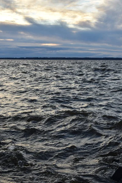 Güzel Gün Batımı Volga Nehri Nde Dalgalar — Stok fotoğraf