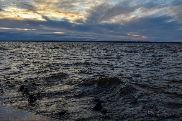Güzel gün batımı ve Volga Nehri 'nde dalgalar