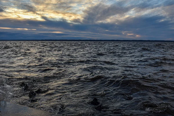 Güzel gün batımı ve Volga Nehri 'nde dalgalar