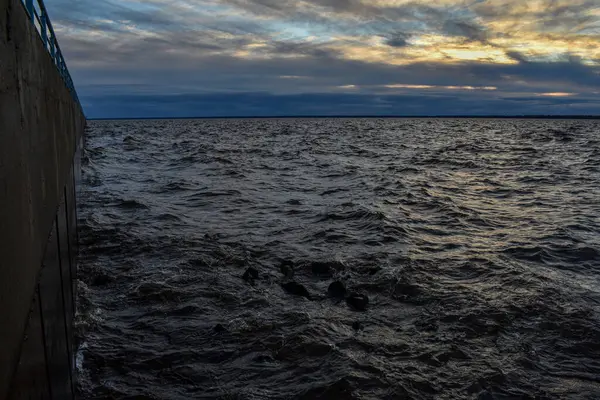 Güzel gün batımı ve Volga Nehri 'nde dalgalar