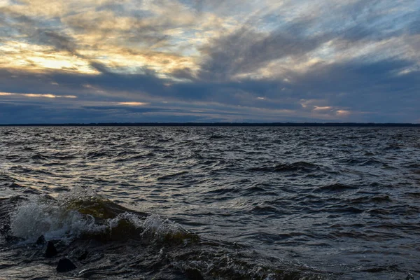 Güzel gün batımı ve Volga Nehri 'nde dalgalar