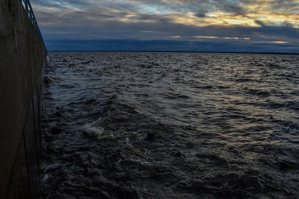 Güzel gün batımı ve Volga Nehri 'nde dalgalar