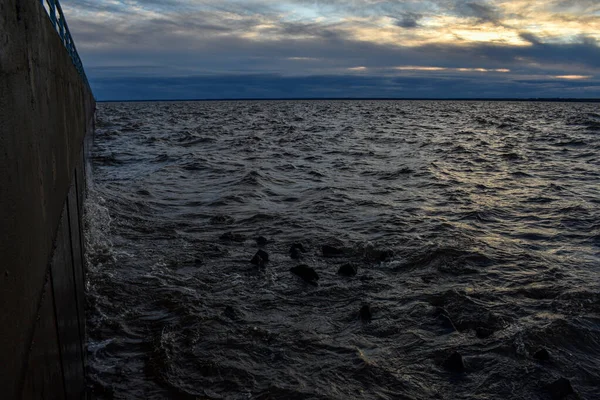 Güzel gün batımı ve Volga Nehri 'nde dalgalar
