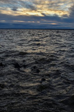 Güzel gün batımı ve Volga Nehri 'nde dalgalar
