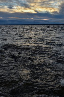 Güzel gün batımı ve Volga Nehri 'nde dalgalar