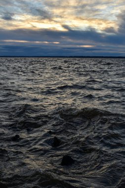 Güzel gün batımı ve Volga Nehri 'nde dalgalar