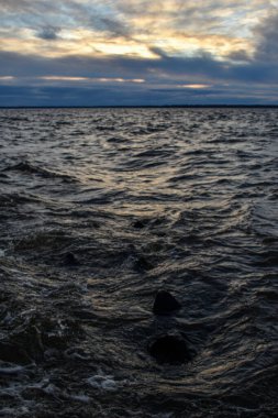 Güzel gün batımı ve Volga Nehri 'nde dalgalar