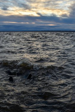 Güzel gün batımı ve Volga Nehri 'nde dalgalar