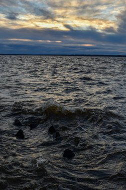 Güzel gün batımı ve Volga Nehri 'nde dalgalar