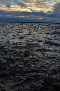 Güzel gün batımı ve Volga Nehri 'nde dalgalar