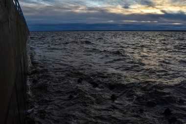 Güzel gün batımı ve Volga Nehri 'nde dalgalar