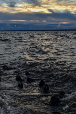 Güzel gün batımı ve Volga Nehri 'nde dalgalar