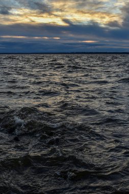 Güzel gün batımı ve Volga Nehri 'nde dalgalar