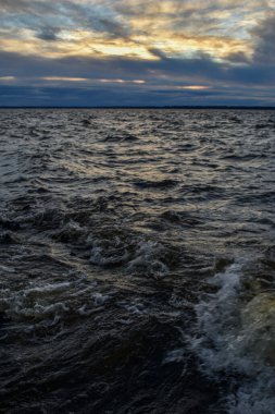 Güzel gün batımı ve Volga Nehri 'nde dalgalar