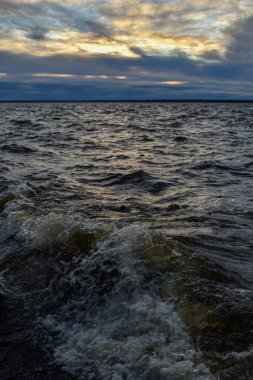 Güzel gün batımı ve Volga Nehri 'nde dalgalar