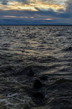 Güzel gün batımı ve Volga Nehri 'nde dalgalar