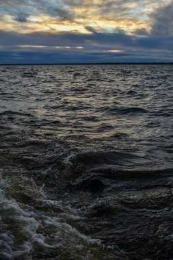 Güzel gün batımı ve Volga Nehri 'nde dalgalar