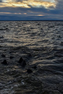 Güzel gün batımı ve Volga Nehri 'nde dalgalar