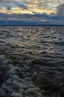 Güzel gün batımı ve Volga Nehri 'nde dalgalar