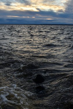 Güzel gün batımı ve Volga Nehri 'nde dalgalar