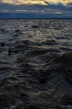 Güzel gün batımı ve Volga Nehri 'nde dalgalar