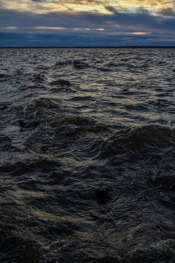 Güzel gün batımı ve Volga Nehri 'nde dalgalar