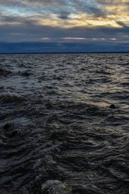 Güzel gün batımı ve Volga Nehri 'nde dalgalar