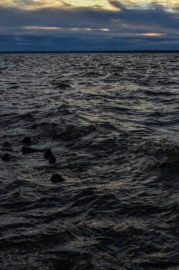 Güzel gün batımı ve Volga Nehri 'nde dalgalar