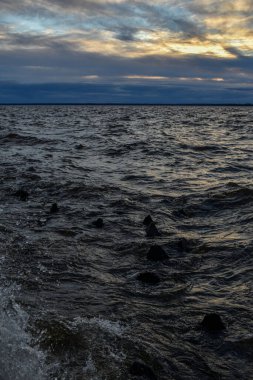 Güzel gün batımı ve Volga Nehri 'nde dalgalar
