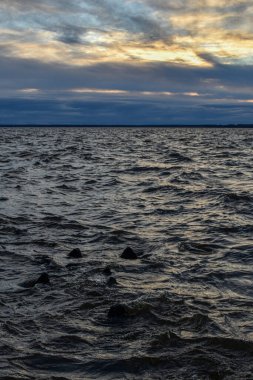 Güzel gün batımı ve Volga Nehri 'nde dalgalar
