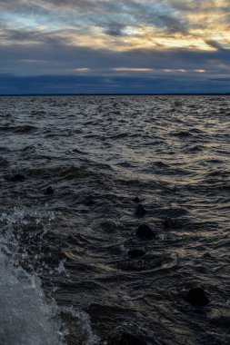 Güzel gün batımı ve Volga Nehri 'nde dalgalar