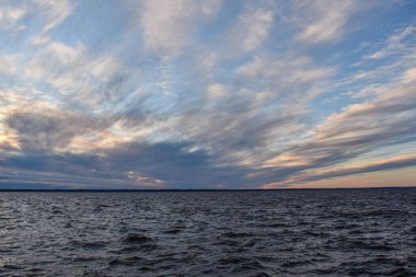 Güzel gün batımı ve Volga Nehri 'nde dalgalar