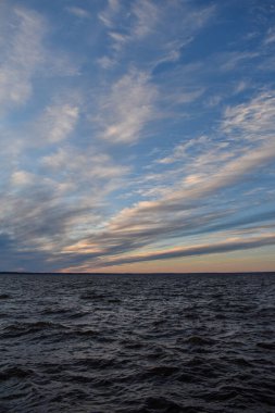 Güzel gün batımı ve Volga Nehri 'nde dalgalar