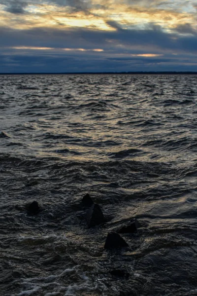美しい夕日とヴォルガ川の波 — ストック写真