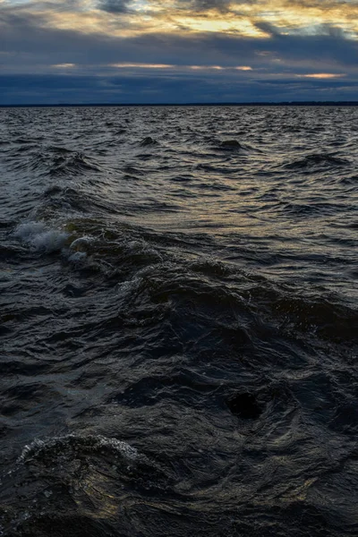 Güzel Gün Batımı Volga Nehri Nde Dalgalar — Stok fotoğraf