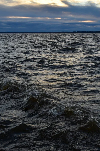 Όμορφο Ηλιοβασίλεμα Και Κύματα Στον Ποταμό Βόλγα — Φωτογραφία Αρχείου