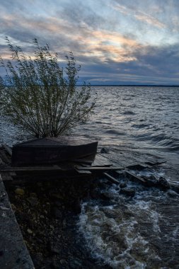 Güzel gün batımı ve Volga Nehri 'nde dalgalar