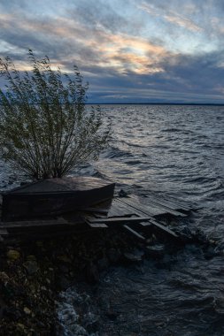 Güzel gün batımı ve Volga Nehri 'nde dalgalar