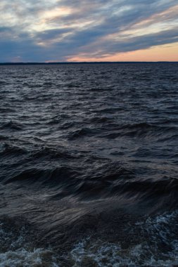 Güzel gün batımı ve Volga Nehri 'nde dalgalar