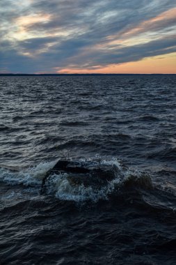 Güzel gün batımı ve Volga Nehri 'nde dalgalar