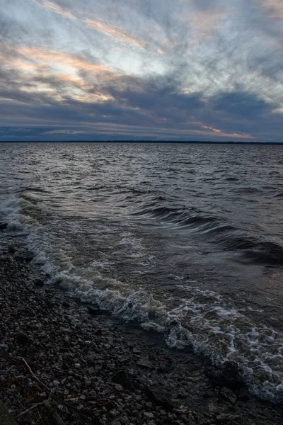 Güzel Gün Batımı Volga Nehri Nde Dalgalar — Stok fotoğraf