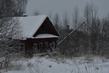 Terk edilmiş köy kışın karla kaplı