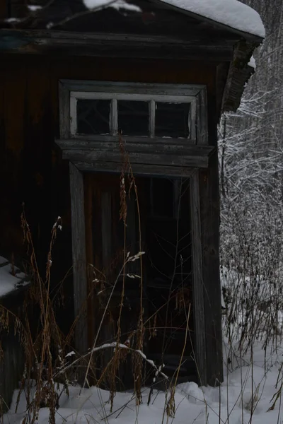 Terk Edilmiş Köy Kışın Karla Kaplı — Stok fotoğraf