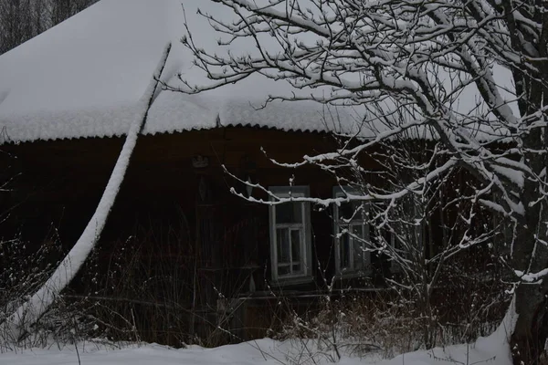 冬天在雪地里荒废的村庄 — 图库照片